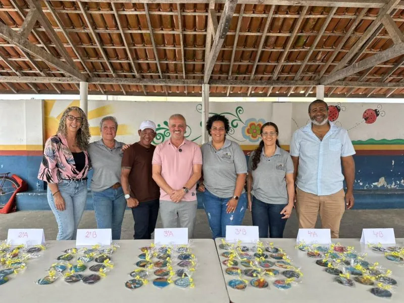 Projeto “Pintura para Alguém Especial” transforma aprendizado em arte na Escola Raul Gazzinelli