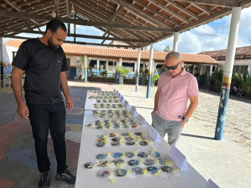 Projeto “Pintura para Alguém Especial” transforma aprendizado em arte na Escola Raul Gazzinelli