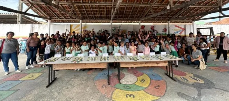 Projeto “Pintura para Alguém Especial” transforma aprendizado em arte na Escola Raul Gazzinelli