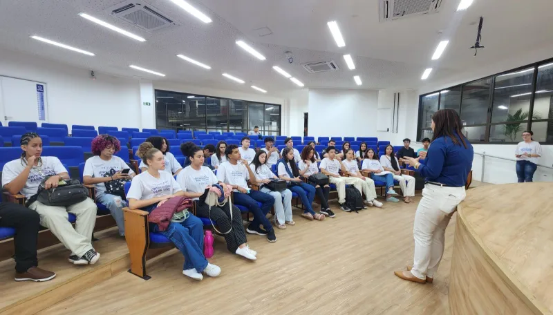 Prefeitura de Medeiros Neto leva estudantes do UPT à UFSB: Um passo rumo ao futuro!