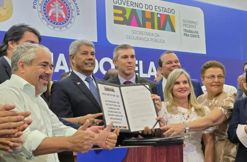 Governador entrega novas viaturas e assina projetos de lei que reestruturam a organização da Segurança Pública na Bahia