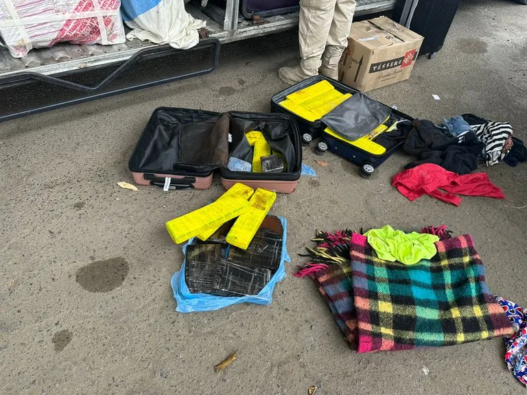 Passageira de ônibus é presa com 24 kg de drogas na BR-116 em Feira de Santana