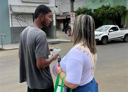 Agosto Lilás: moradores de Ibirapuã recebem orientação sobre combate à violência feminina