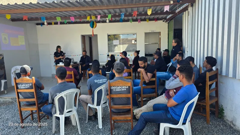 DEAM promove palestra sobre violência doméstica em fábrica de móveis de Teixeira de Freitas