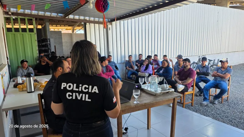 DEAM promove palestra sobre violência doméstica em fábrica de móveis de Teixeira de Freitas