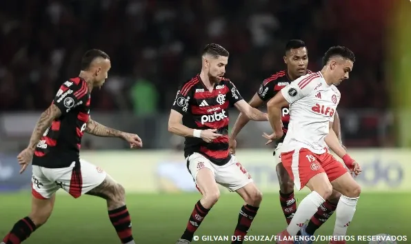 Nacional acompanha duelo final entre Inter e Fla pela Libertadores