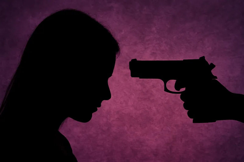 Casos de feminicídio com arma de fogo disparam 45% no Brasil, aponta levantamento
