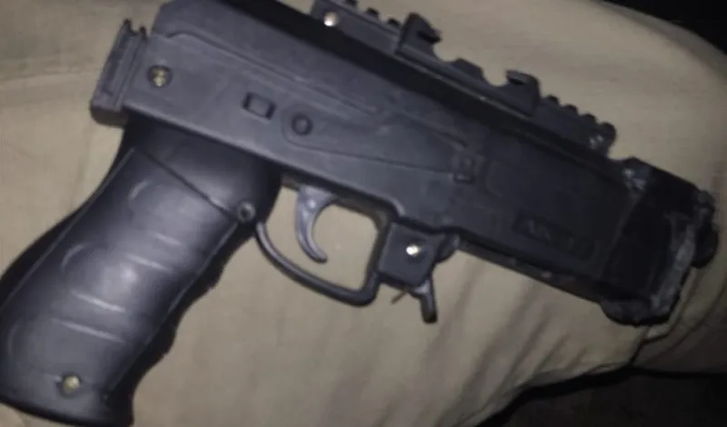 Polícia Militar apreende drogas e um simulacro de arma de fogo em Teixeira de Freitas; um suspeito foi preso