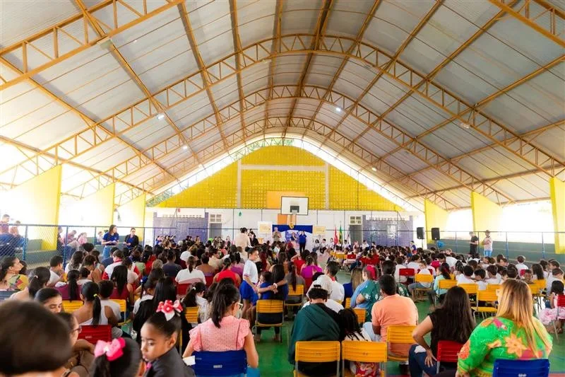 Ibirapuã premia alunos destaques em avaliação estadual e programas de alfabetização