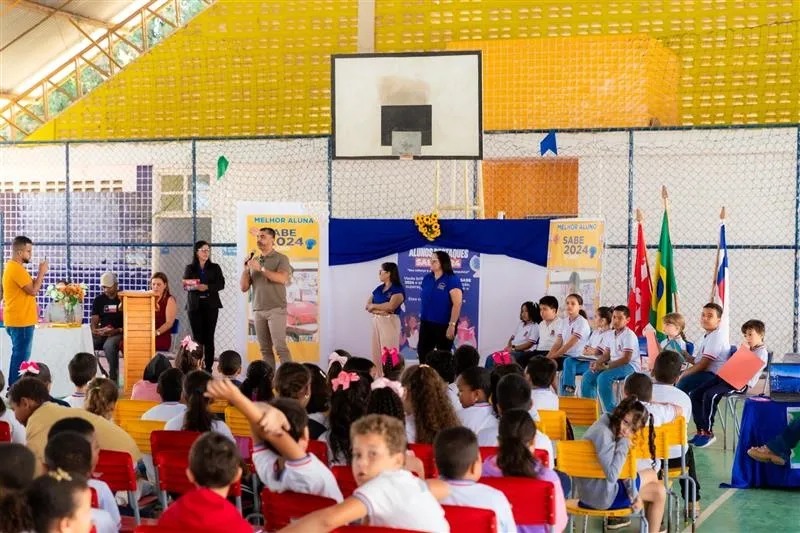 Ibirapuã premia alunos destaques em avaliação estadual e programas de alfabetização