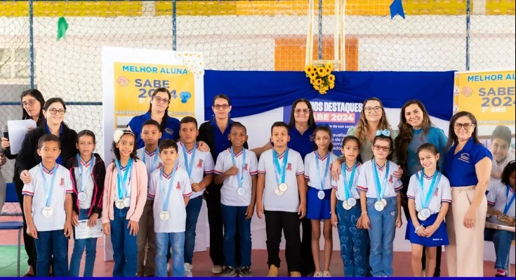 Ibirapuã premia alunos destaques em avaliação estadual e programas de alfabetização