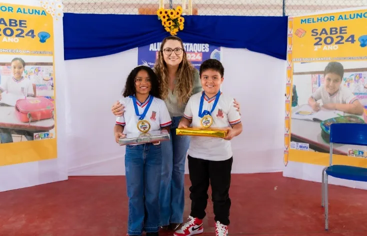 Ibirapuã premia alunos destaques em avaliação estadual e programas de alfabetização