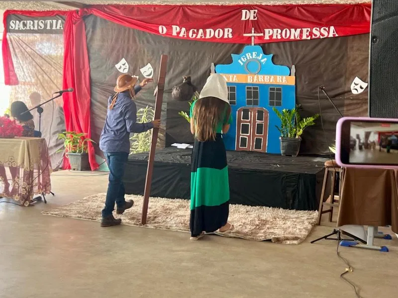 Mucuri - Escola Luís Eduardo Magalhães promove resgate teatral e cultural com apresentação da peça “O pagador de promessas”