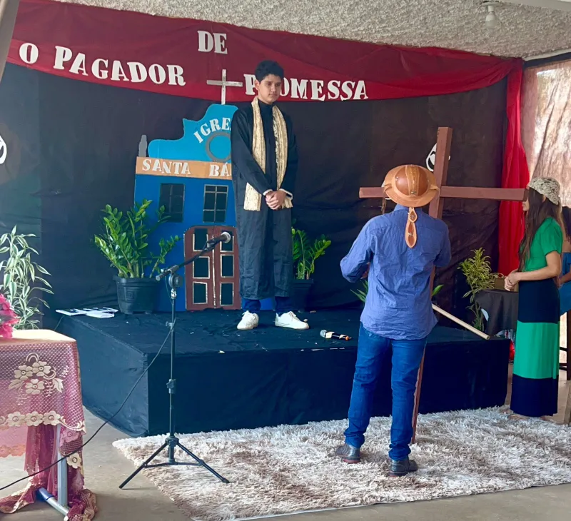 Mucuri - Escola Luís Eduardo Magalhães promove resgate teatral e cultural com apresentação da peça “O pagador de promessas”