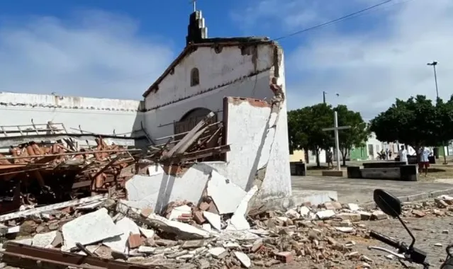 Capela desaba em Conceição do Coité, mas imagem de Cristo permanece intacta