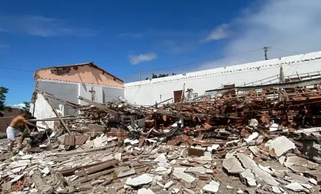 Capela desaba em Conceição do Coité, mas imagem de Cristo permanece intacta