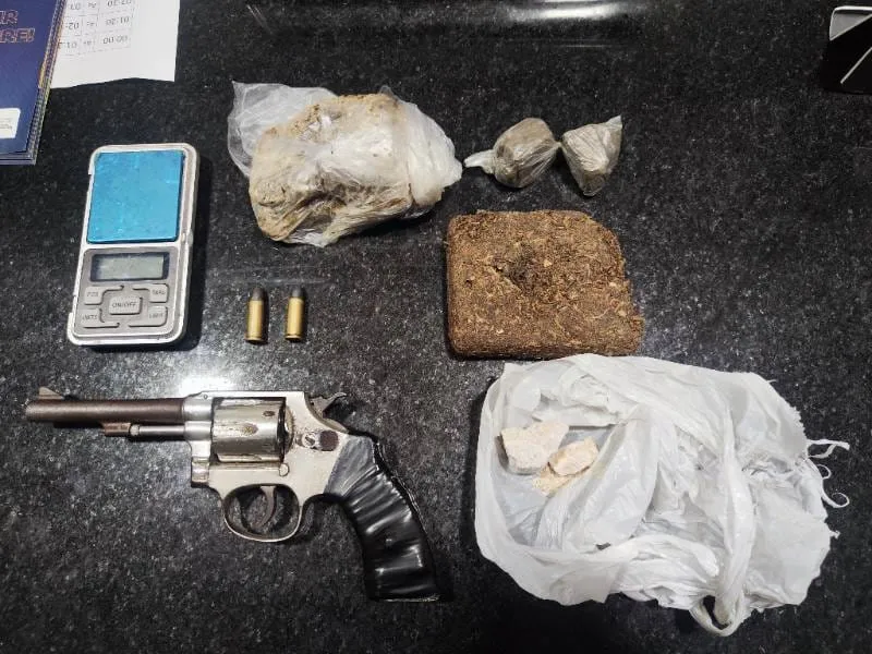PMBA prende suspeitos e apreende drogas, arma e som em Eunápolis após denúncia de perturbação do sossego