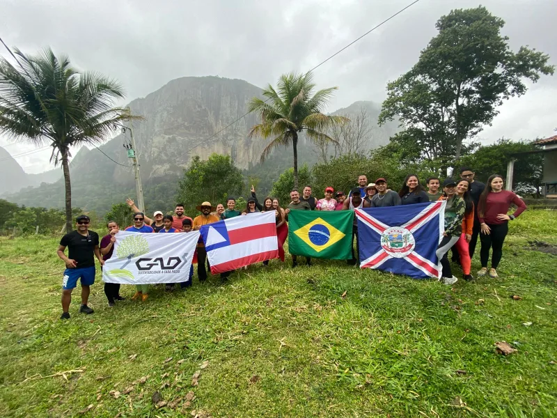 Turistas exploram trilha de 16km na região do Monte Pescoço