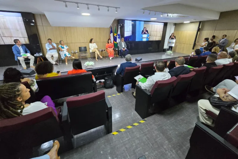 Sesab recebe comitiva da Colômbia para compartilhar experiência do SUS na Bahia Sesab recebe comitiva da Colômbia para compartilhar experiência do SUS na Bahia