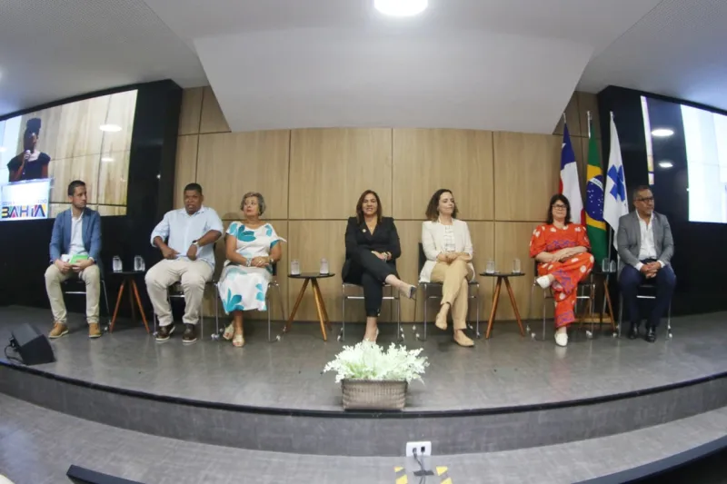 Sesab recebe comitiva da Colômbia para compartilhar experiência do SUS na Bahia Sesab recebe comitiva da Colômbia para compartilhar experiência do SUS na Bahia