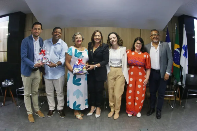Sesab recebe comitiva da Colômbia para compartilhar experiência do SUS na Bahia Sesab recebe comitiva da Colômbia para compartilhar experiência do SUS na Bahia