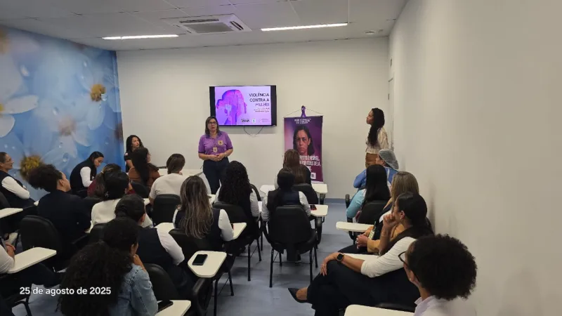 Hospital Costa das Baleias recebe palestra da DEAM sobre combate à violência doméstica
