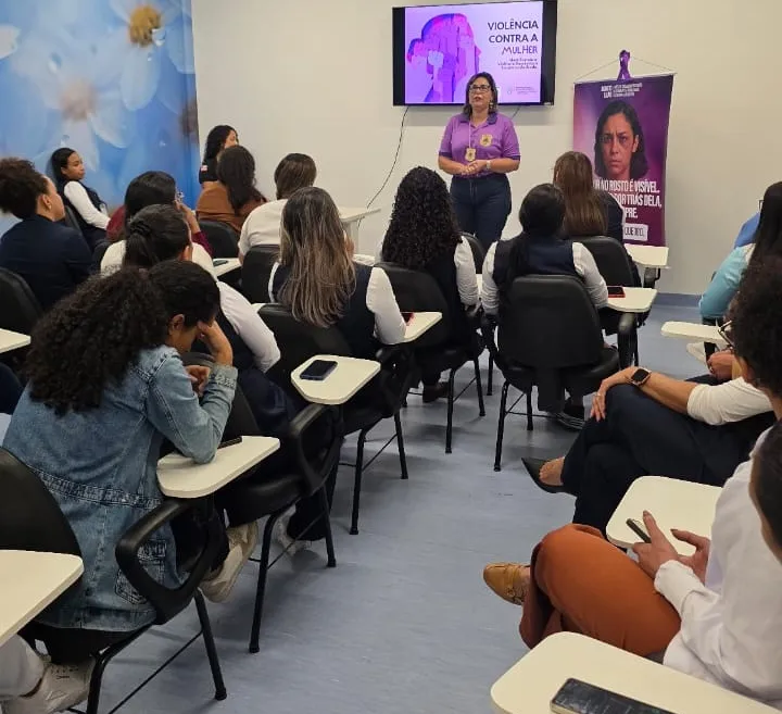 Hospital Costa das Baleias recebe palestra da DEAM sobre combate à violência doméstica