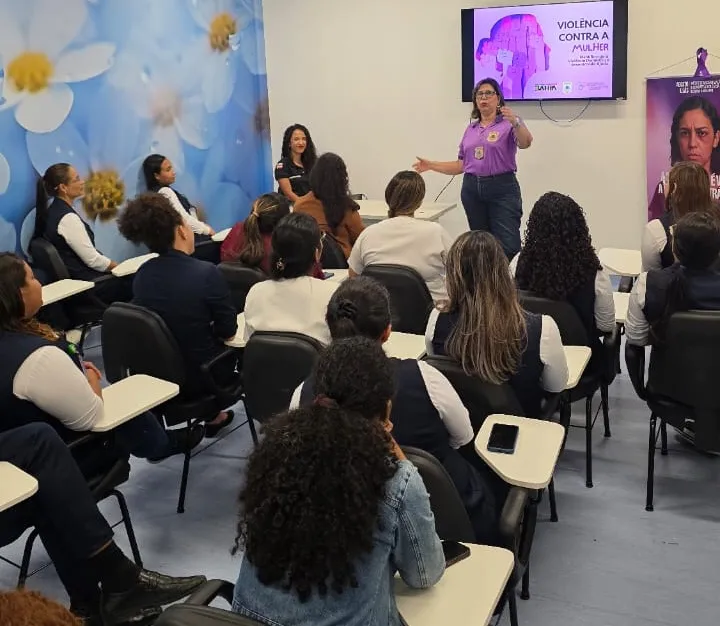 Hospital Costa das Baleias recebe palestra da DEAM sobre combate à violência doméstica