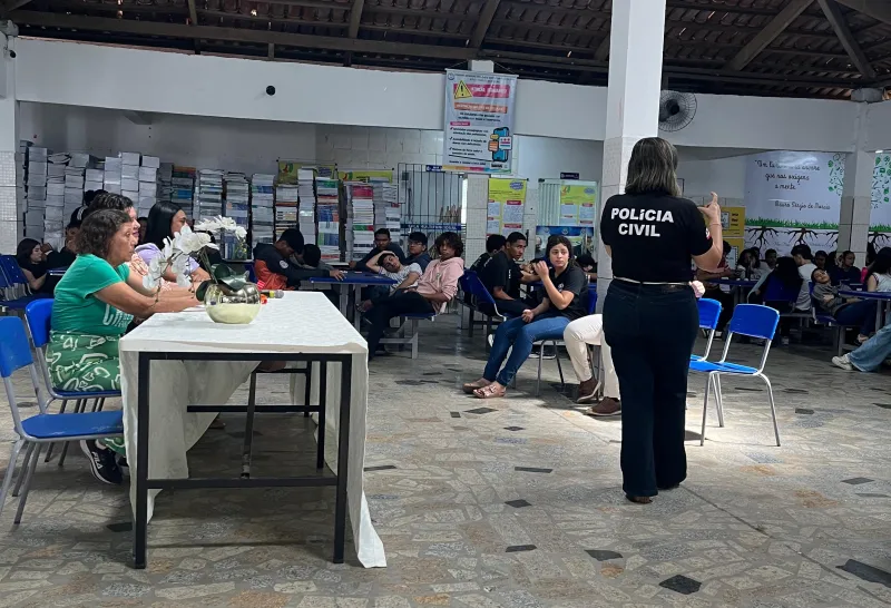 Agosto Lilás: Polícia Civil realiza palestra sobre violência doméstica em escola de Teixeira de Freitas