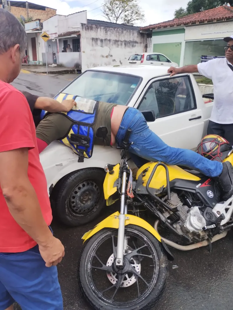 Mototaxi fica ferido em colisão com carro no centro de Itamaraju