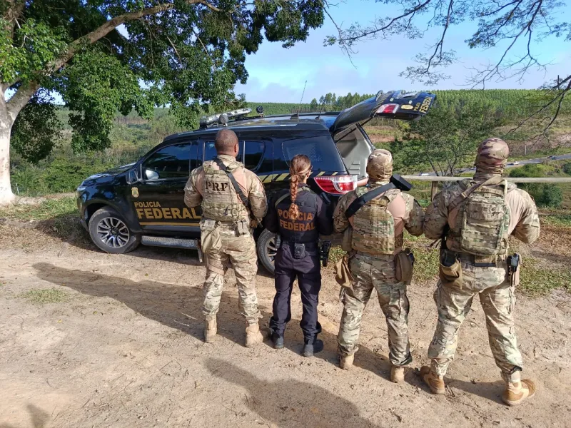 Ação conjunta da PF, PC e PRF mira tráfico de drogas e crimes violentos no extremo em Eunápolis. Armas e drogas foram apreendidas