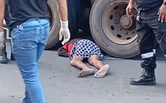 Andarilho morre atropelado por caçamba na principal via de Itamaraju