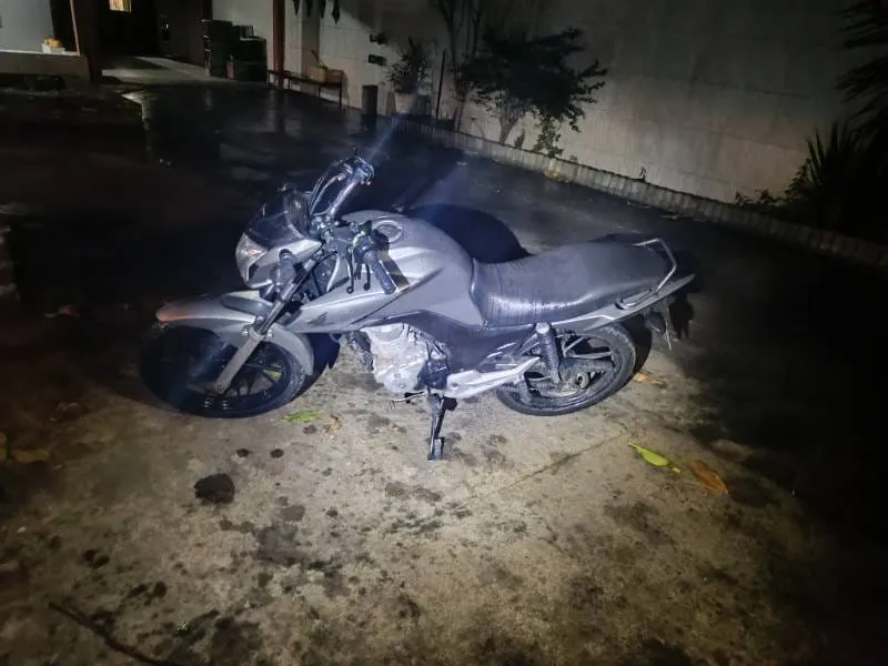 Homem é preso em Itabela após polícia encontrar moto roubada em sua garagem