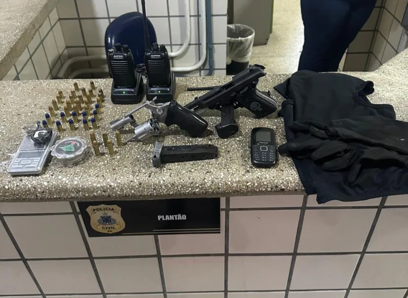 Polícia Militar apreende armas, drogas e munições em Teixeira de Freitas; dois homens foram presos