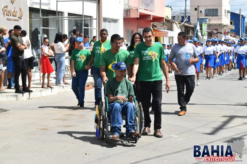 Ibirapuã celebra a independência com desfile cívico