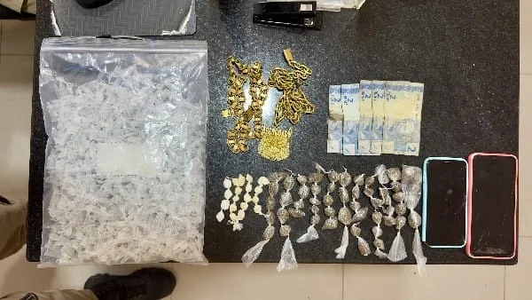 Polícia apreende drogas e prende suspeito no bairro Juca Rosa, em Eunápolis