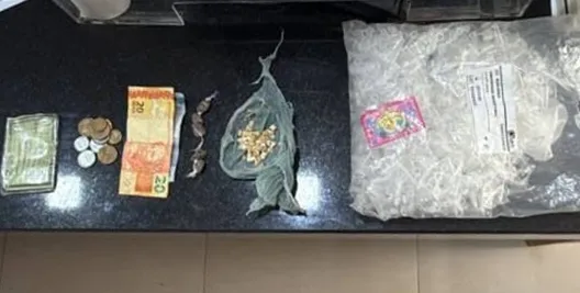 Homem é preso com drogas após tentativa de fuga no bairro Moisés Reis, em Eunápolis