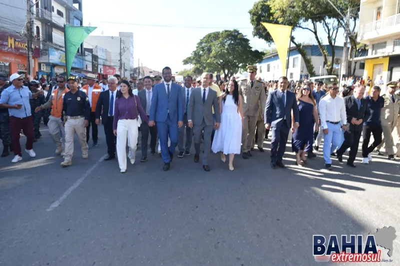 Desfile Cívico marca 7 de Setembro e os 40 anos de emancipação política de Teixeira de Freitas