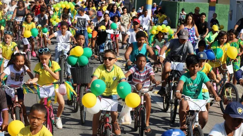 Mucuri celebra a Independência com desfile cívico e passeio ciclístico que reúnem centenas de pessoas