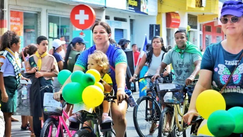 Mucuri celebra a Independência com desfile cívico e passeio ciclístico que reúnem centenas de pessoas