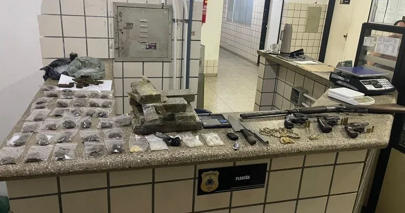 PETO da 87ª CIPM prende foragidos da Justiça e apreende drogas, armas e adolescente em Teixeira de Freitas