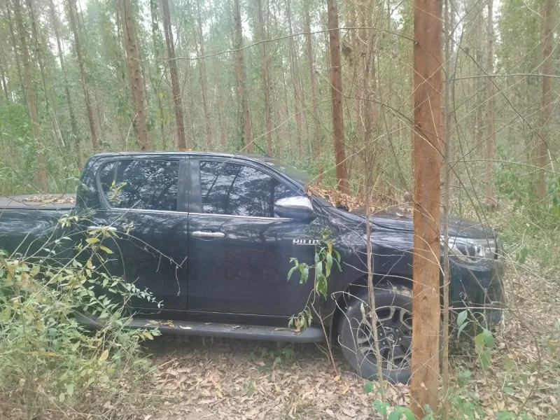 Hilux abandonada é encontrada em plantação de eucalipto; veículo pertencia a casal Mauime e Geovana