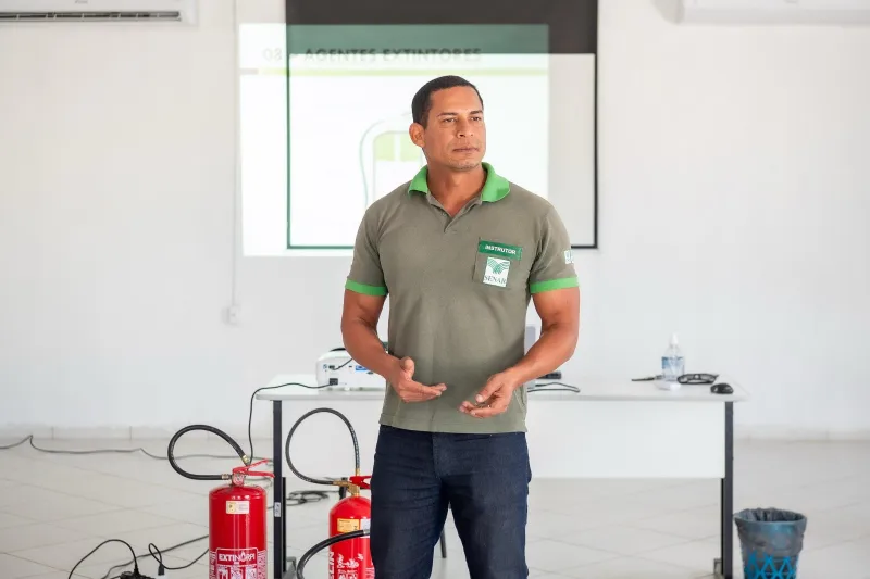Prefeitura de Teixeira de Freitas promove treinamento de prevenção a incêndios para servidores municipais