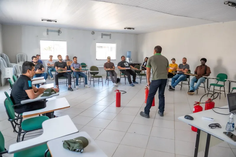 Prefeitura de Teixeira de Freitas promove treinamento de prevenção a incêndios para servidores municipais