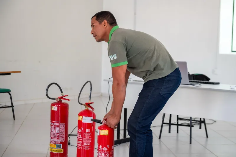 Prefeitura de Teixeira de Freitas promove treinamento de prevenção a incêndios para servidores municipais