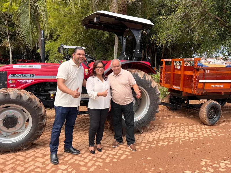 Prefeitura de Medeiros Neto ganha trator para fortalecer a Agricultura através da SEMAGRI 