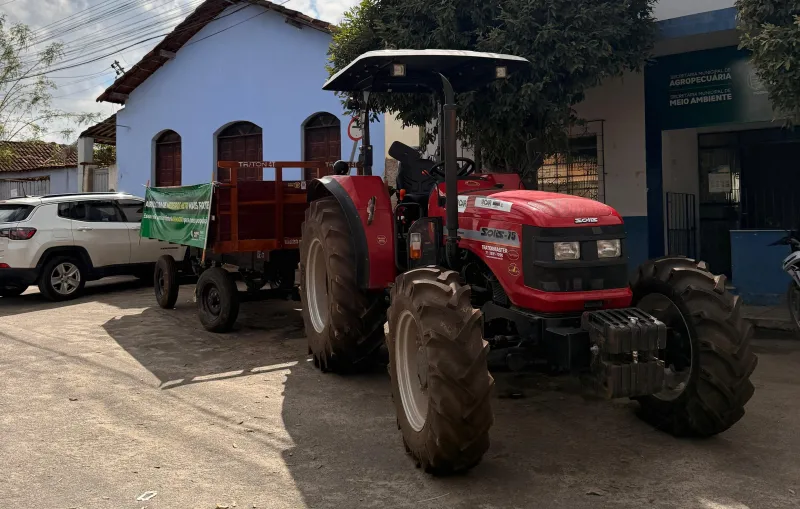 Prefeitura de Medeiros Neto ganha trator para fortalecer a Agricultura através da SEMAGRI 