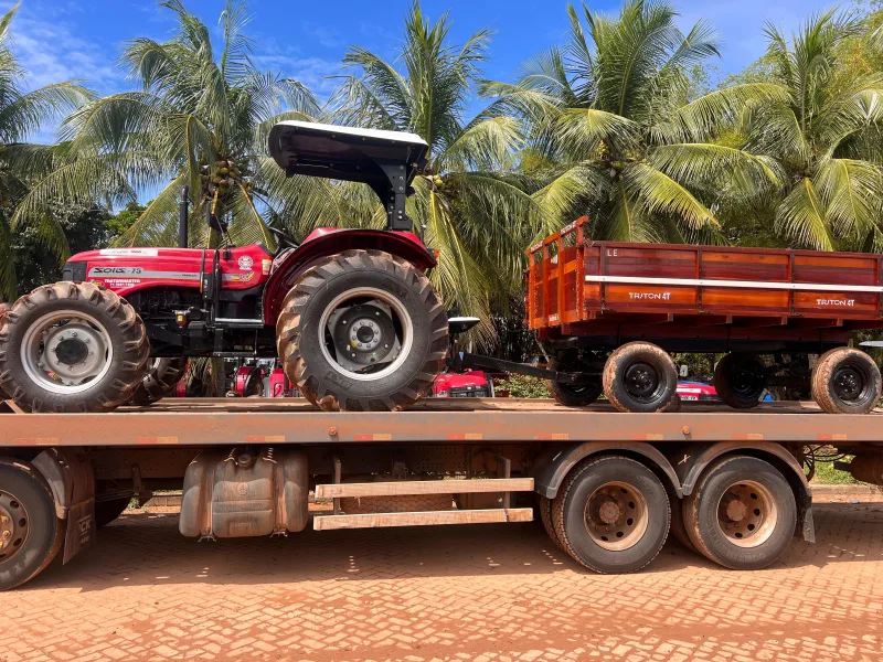 Prefeitura de Medeiros Neto ganha trator para fortalecer a Agricultura através da SEMAGRI 