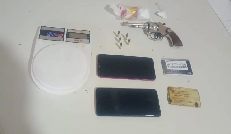 Polícia Militar de Alcobaça prende suspeito por tráfico de drogas e porte ilegal de arma de fogo