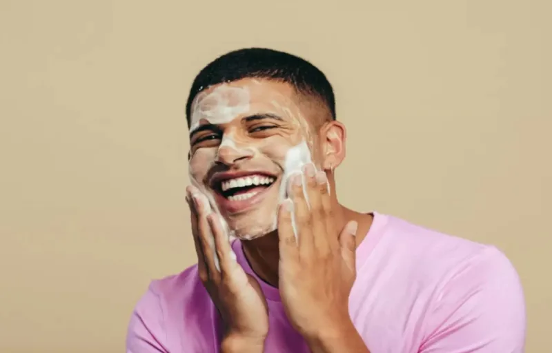 Especialistas dão dicas para homens que querem fazer skincare  